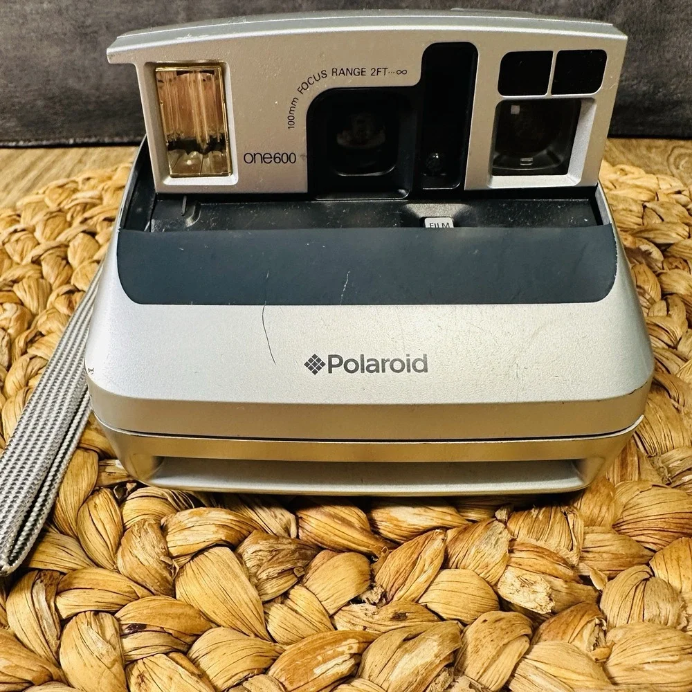 Vintage Polaroid One 600 Instant Film Camera Silver 100mm Focus Range 2 FT‎